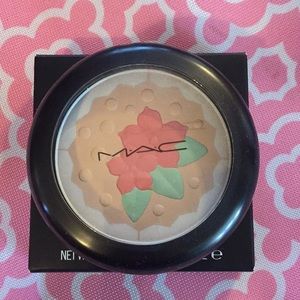 MAC pearl matte face powder